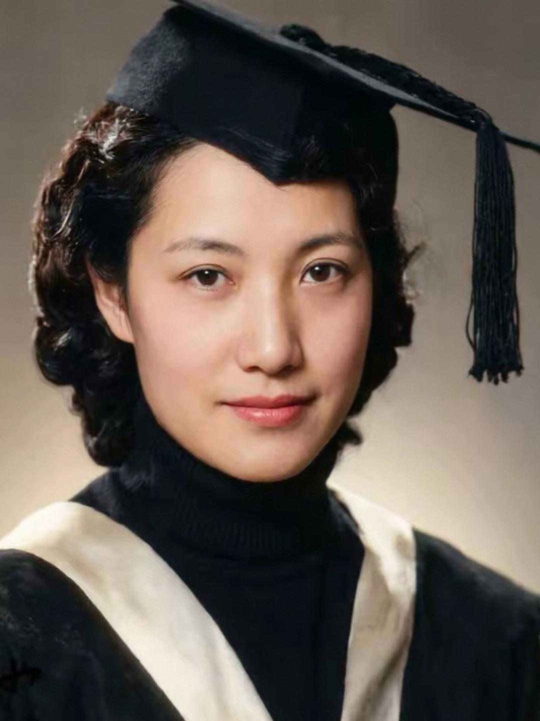 她是民国北大校花，也是卫立煌将军的夫人韩权华，她笑貌清秀，才华出众，美丽大方，独
