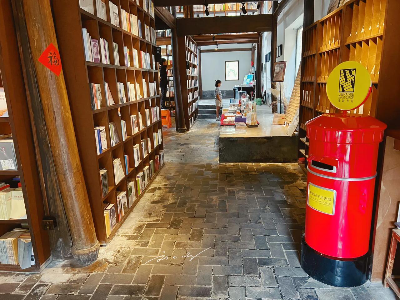 浙江丽水这家网红书店，建在悬崖上，位置隐蔽却吸引大量游客来打卡？

说到浙江省丽