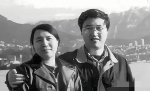 2002年，一位留美女博士和丈夫回国探亲时，竟被父亲活活砍死。而父亲被抓后，不仅