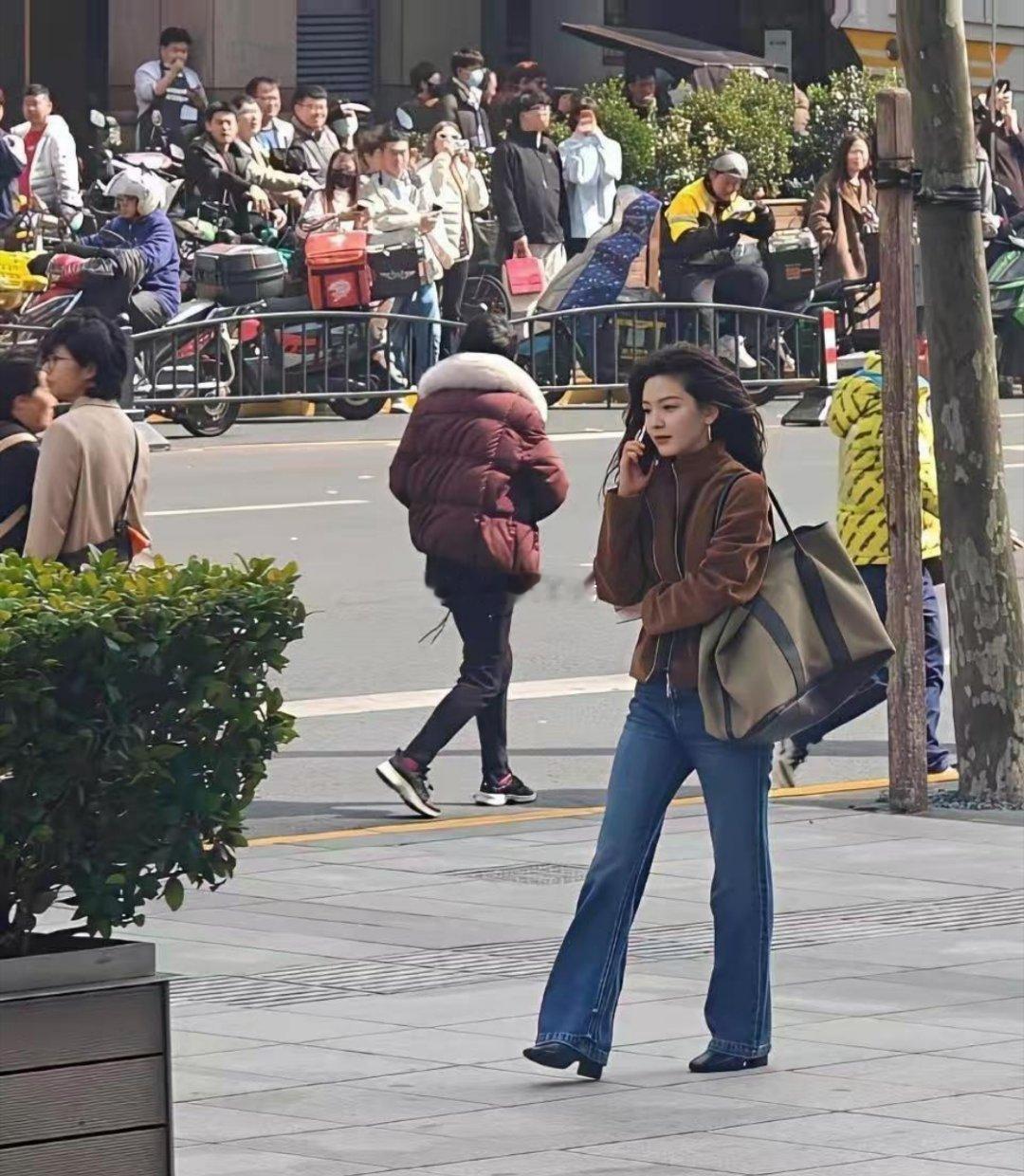 偶遇章若楠就懂了，明星的淡颜在现实中的冲击力有多大 