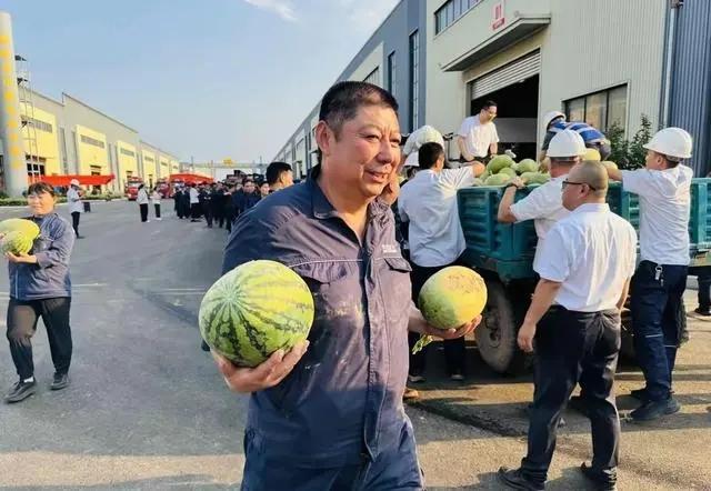 今年气温偏高，大棚瓜与露天瓜重叠上市，又碰上周边产区同步出货，市场供过于求，价格
