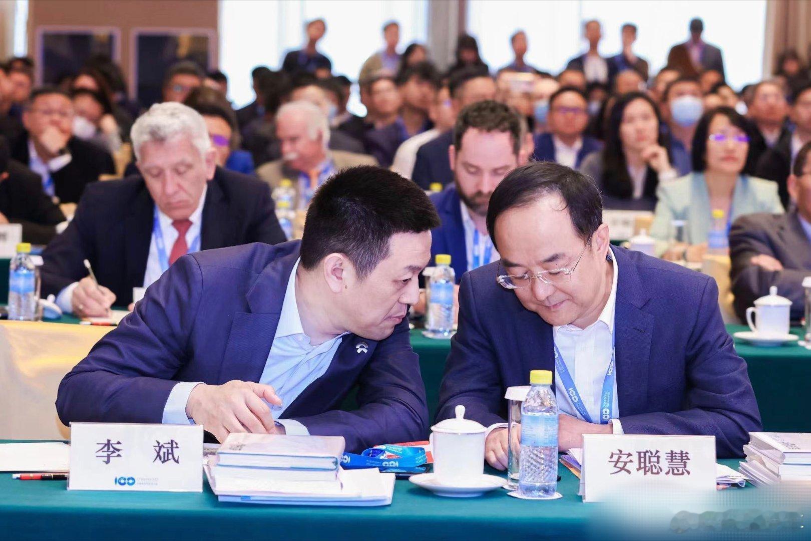 🔶俩大佬在商量点啥？[思考]#汽场全开##新能源大牛说# ​​​