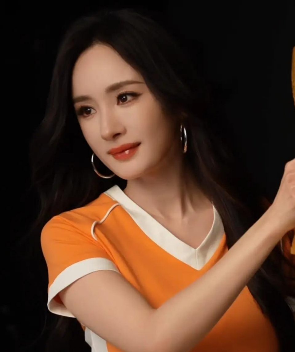 杨幂这组花絮也太嫩了吧！橙衣白裙活力少女感炸裂！ 