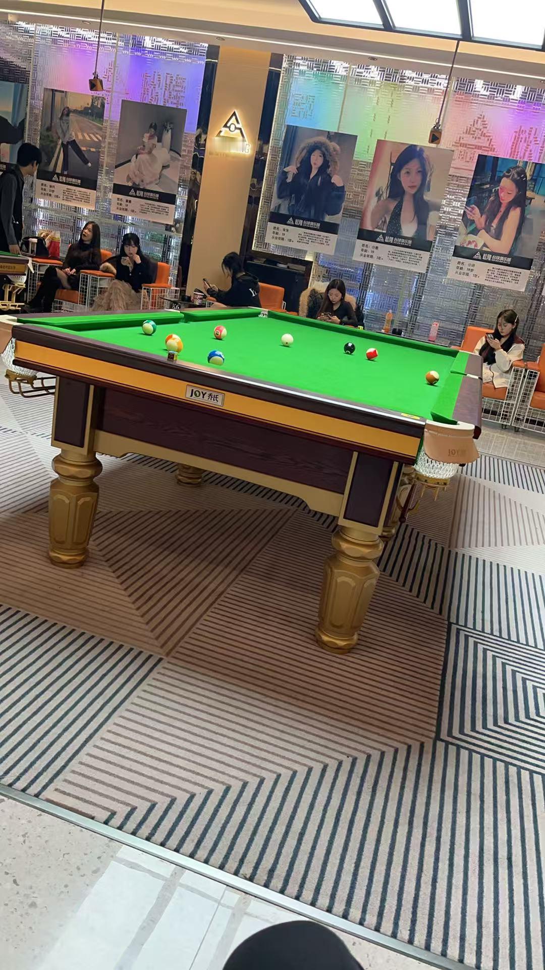 刚刚去打球了，现在台球厅都是这种风格。台球