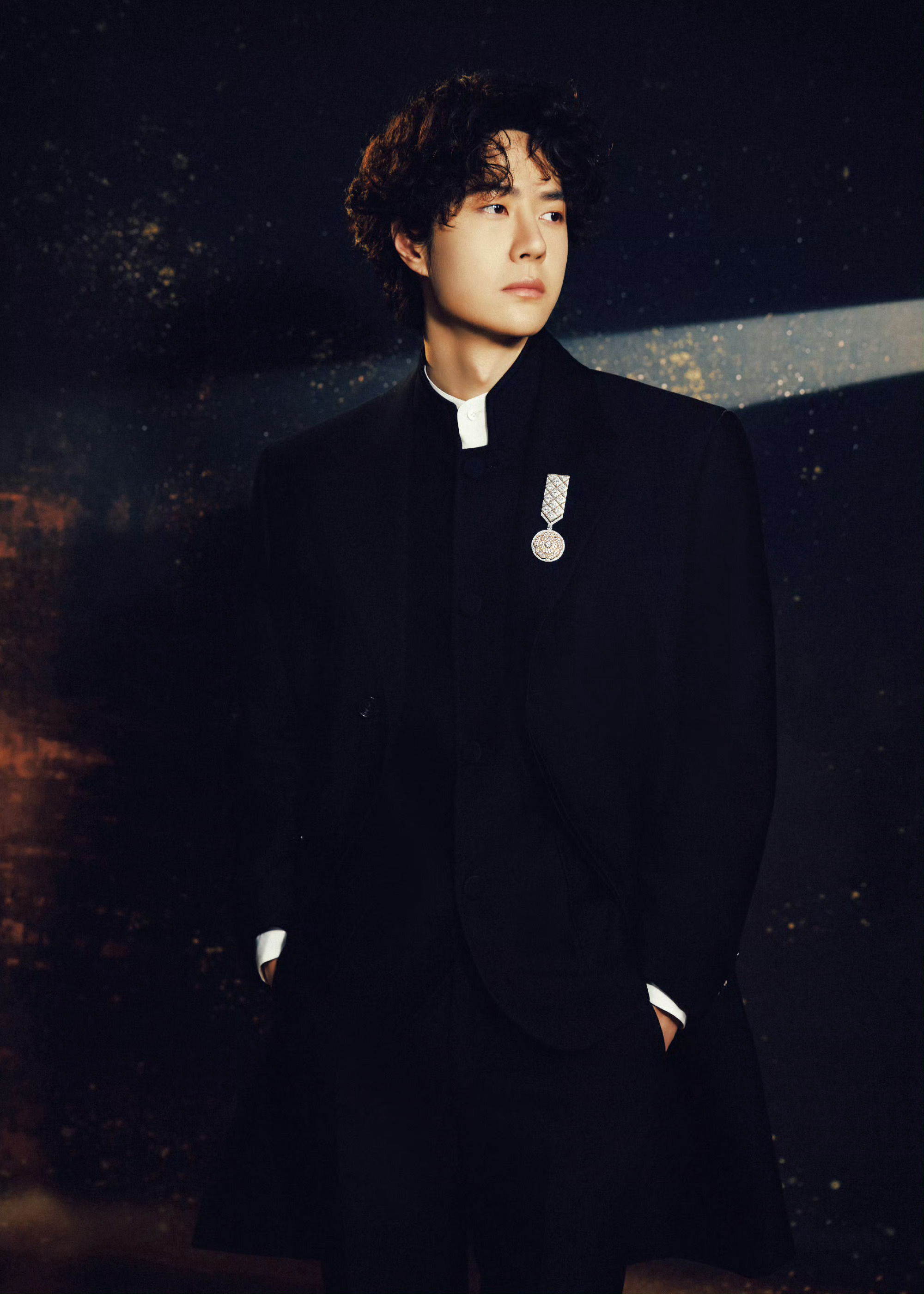 王一博 中山装我还是更喜欢他穿赛车服的样子，帅气 