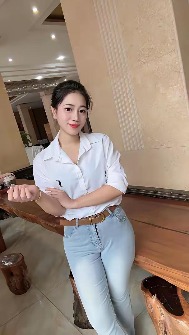 听见邻居大姐抱怨时
她手里择菜的动作都重了几分
四十岁的人刚长几根白发
就不想过