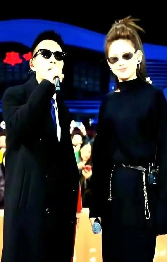 索图、小白牙、花姐在奉节老文化广场搭了个简易舞台，三人同框直播卖脐橙。

镜头里