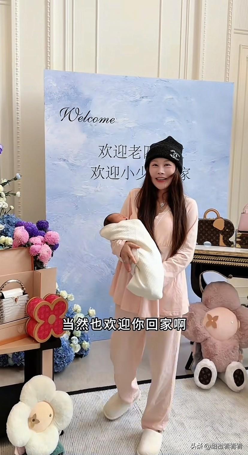宋玉希产后三天出院回家了！
宋玉希老公涛哥特意给她准备了欢迎仪式，给宋玉希准备了