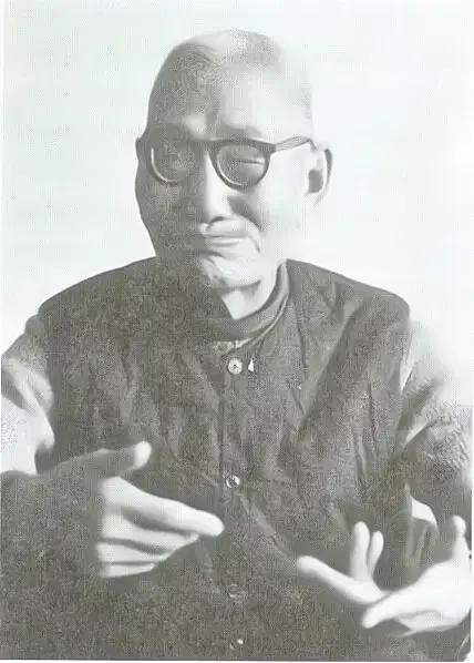 1937年，侵华日军往堆成山的尸体上浇满了煤油，并一把火点燃。突然，一具“尸体”