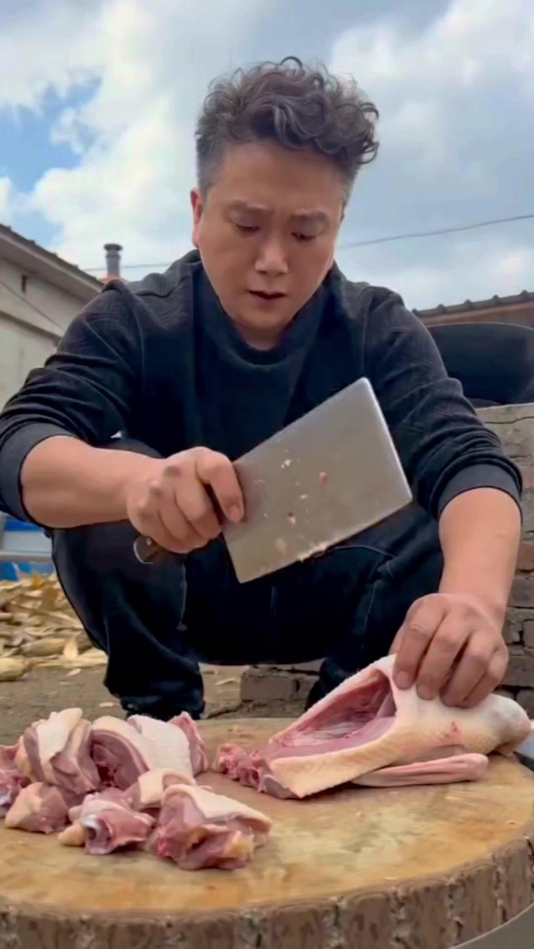 🦢农村家常菜的快乐太治愈了！
大鹅剁成大块焖煮才够味～冷水下锅焯水去血腥，热油