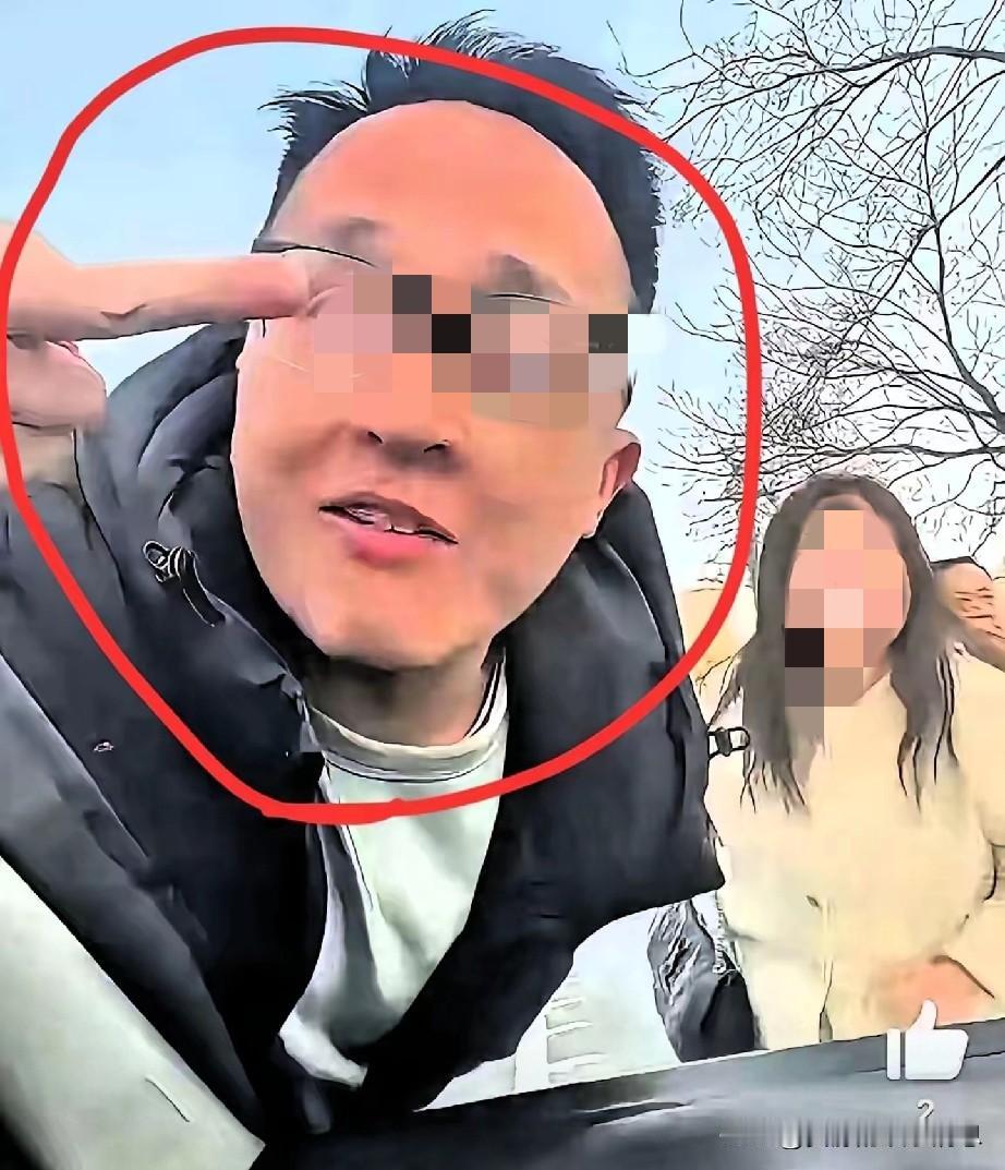 男乘客因轻微剐蹭事故与司机发生纠纷，情绪失控，拍打司机车门并辱骂司机，言辞激烈，