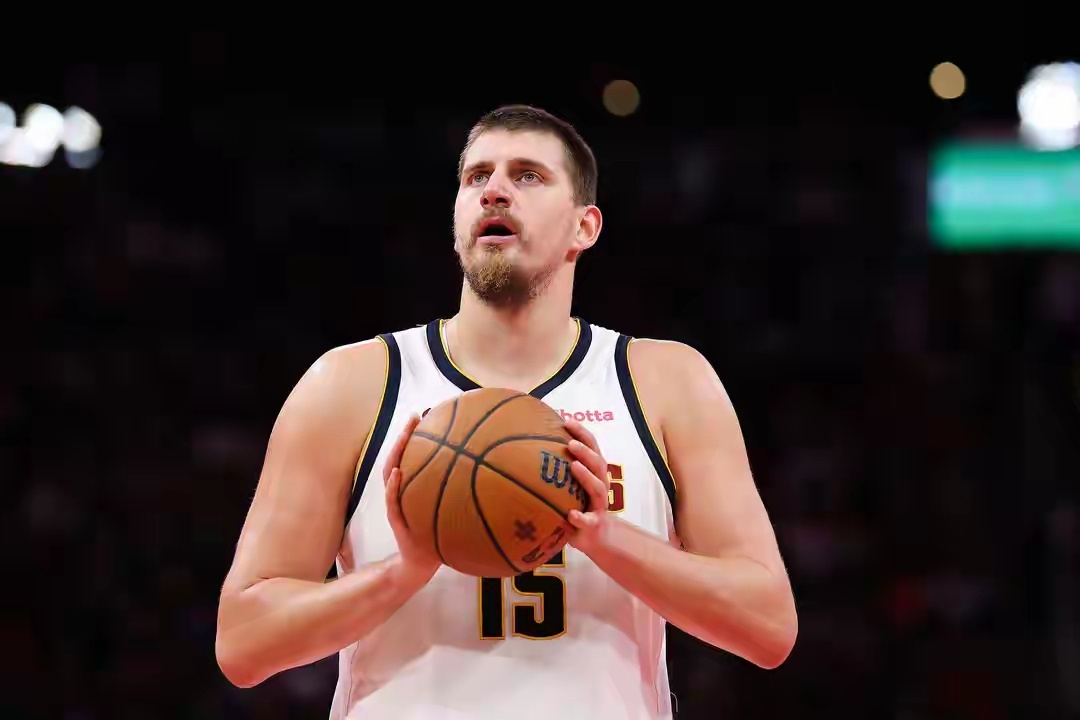 NBA掘金战胜灰熊今日，数据媒体Statmuse统计了本赛季至今约基奇的数据，其