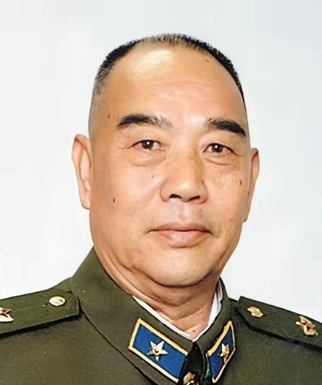 1958年，彭老总到兰州军区视察，吃饭时，他发现了一个干部很眼熟，便放下手中的筷