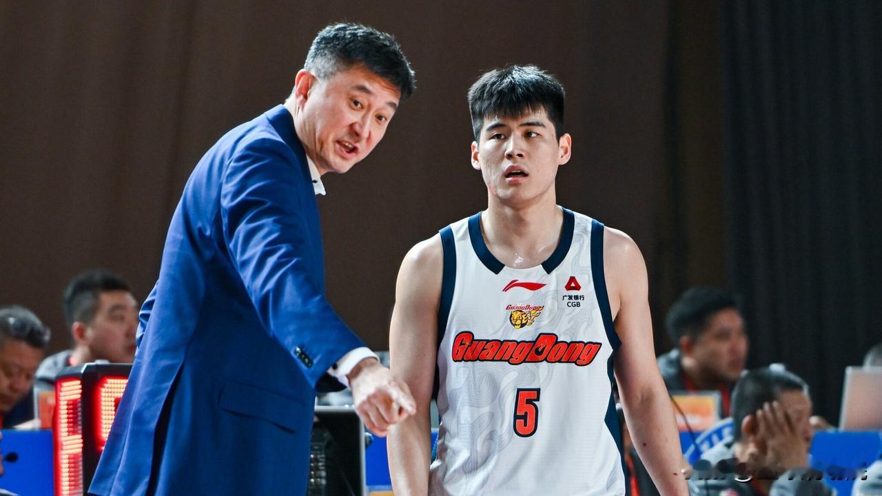杜峰赛前猛夸队内年轻球员，确实不错！

京粤大战赛前踩场训练，杜峰接受采访赞赏自
