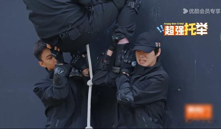 魏大勋付航等助力王传君 周五晚高疯 看到王传君爬墙爬得那么辛苦，体力不支都快哭了