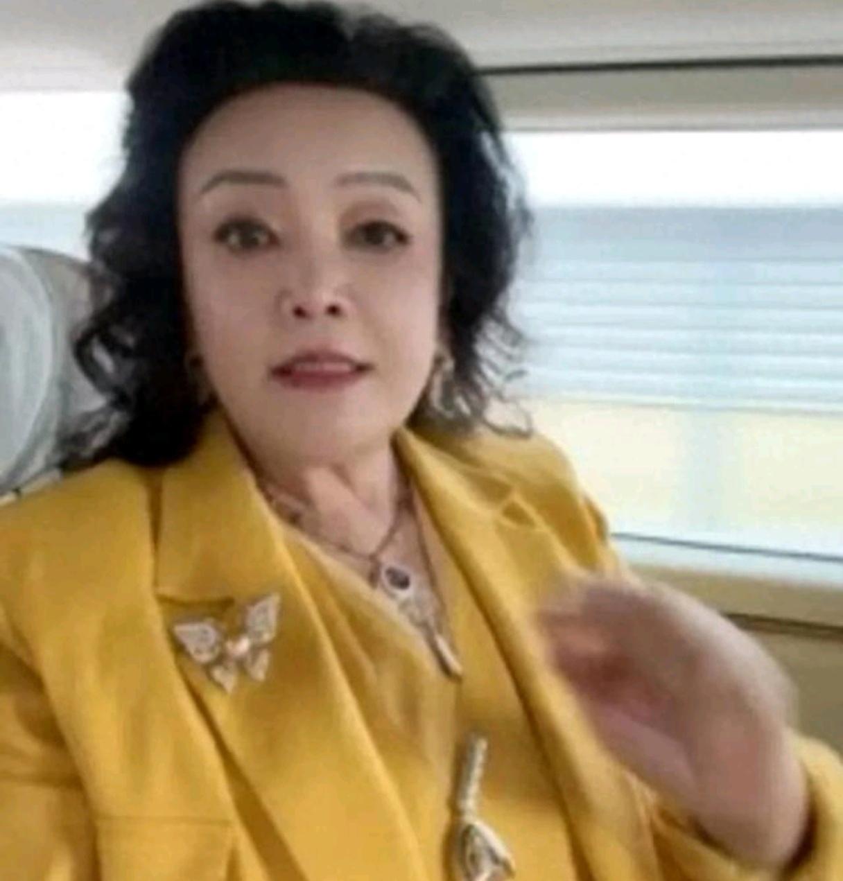 终于官宣喜讯！兰姐直播间报喜，筱梅顺利生产，全网猜性别！

兰姐这一大早的，嘴都