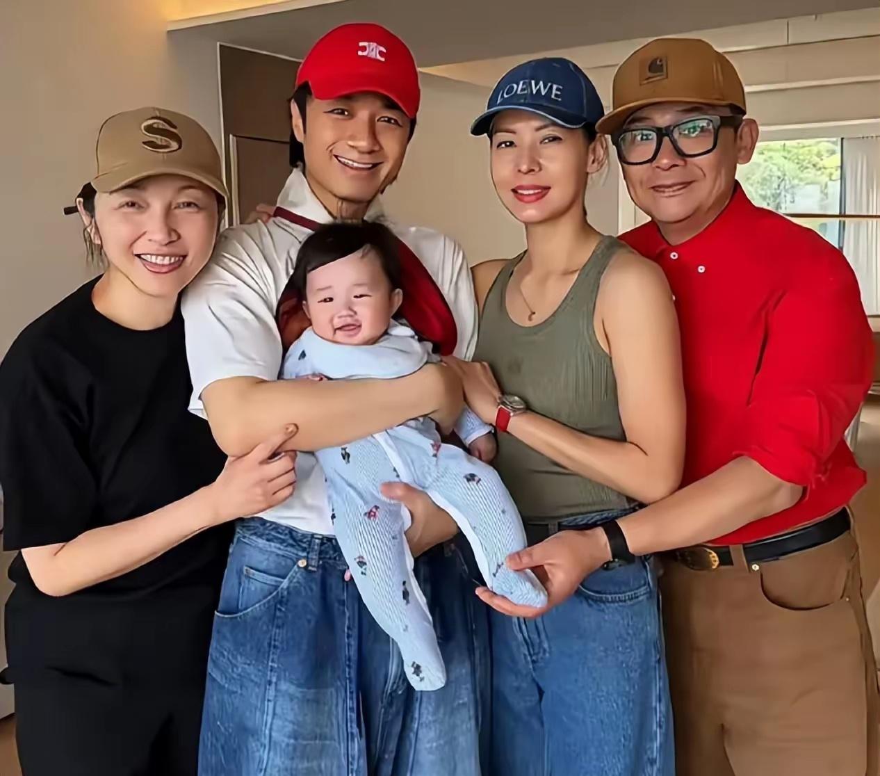 57岁的陈韵晴在产后首次公开露面，于自家豪宅中热情接待好友雷颂德。她状态极佳，容