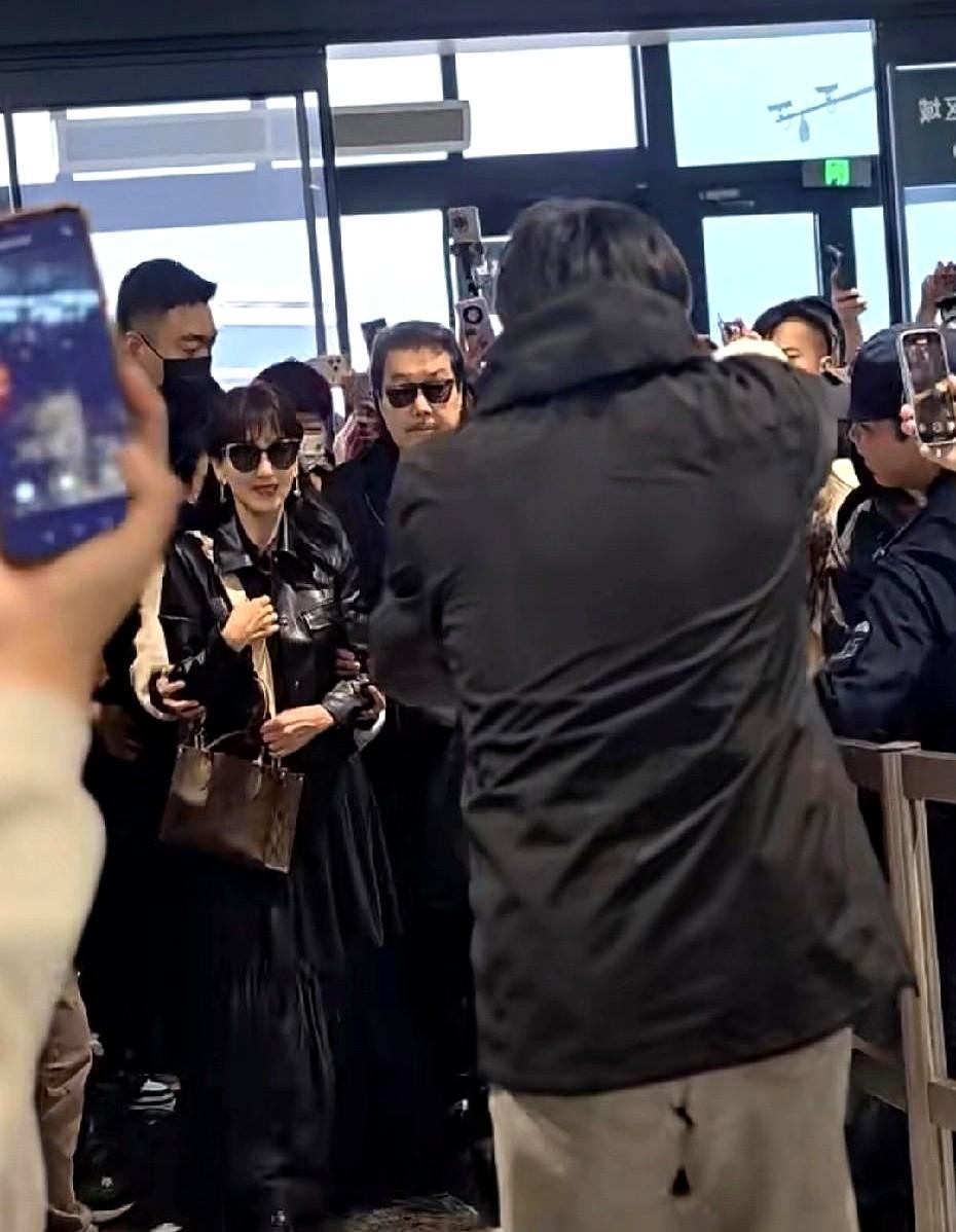 72岁赵雅芝被粉丝挤到脚软，还拎着一堆战利品。

机场像春运，她像刚逛完奢侈品超