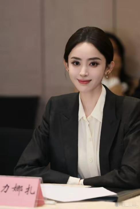 人民大会堂镜头下的大明星，堪比照妖镜🪞，娜扎好惊艳。 