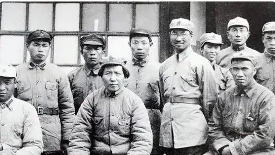 1947年7月19日，陈赓奉命赶到红色政权中心所在地——陕西小河村，当主席走出屋
