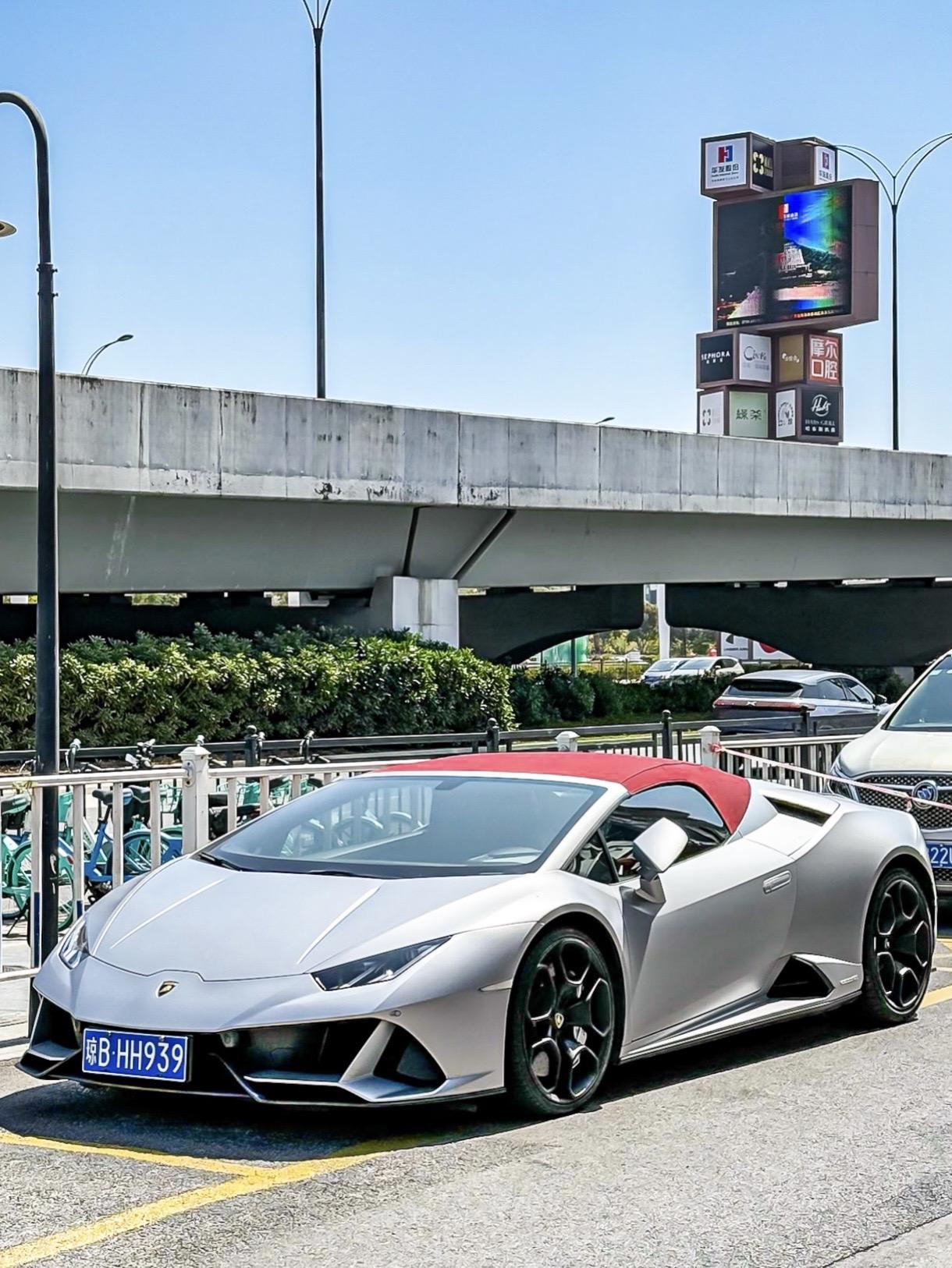 珠海华发商都偶遇敞篷兰博基尼小牛huracan evo 银色的外观满满...