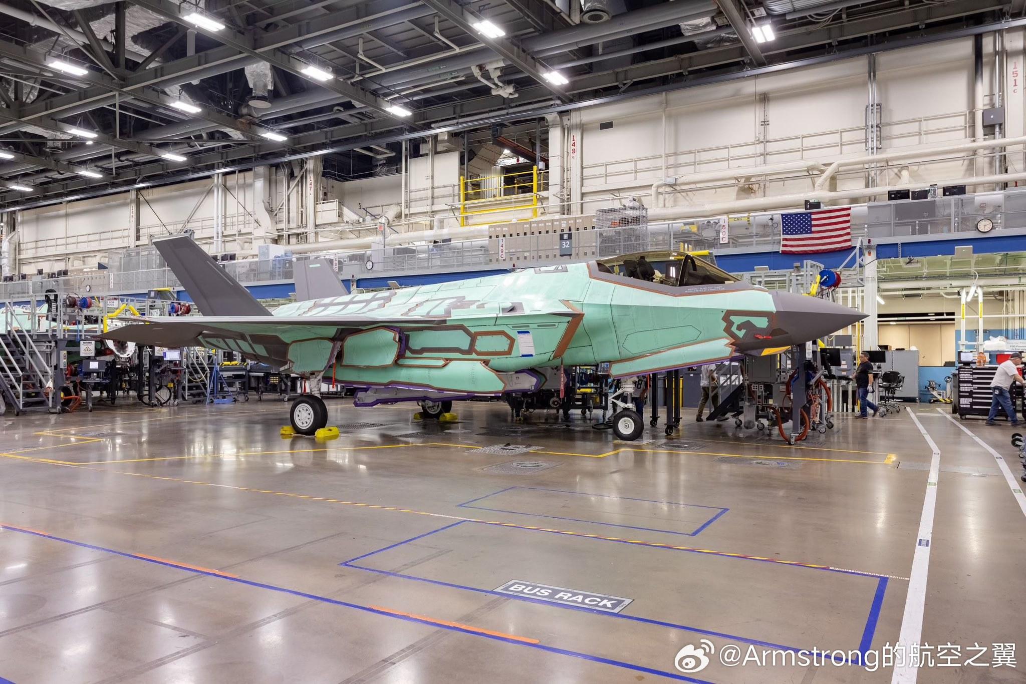 首架芬兰F-35A完成组装，准备喷涂油漆 ​​​