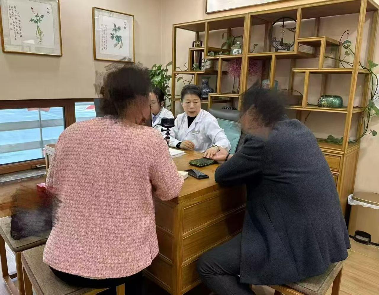 辽宁的58岁刘先生，长期受手脚冰凉、肠胃不适困扰，还伴随头晕迷糊、气短气喘等症状