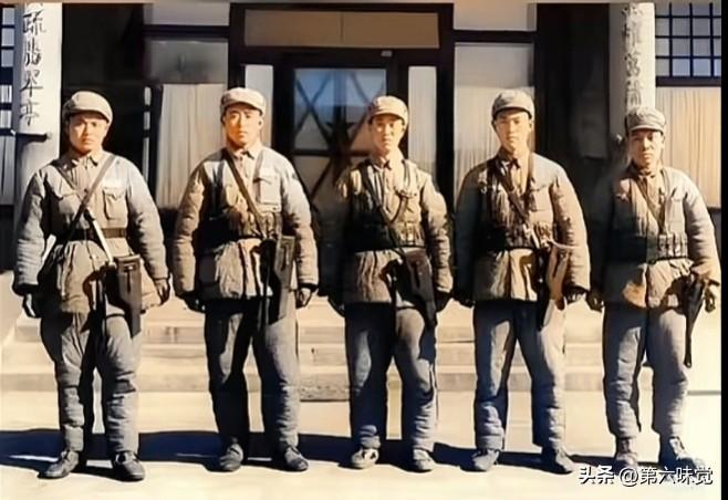 谁能想到，照片中五人便是大名鼎鼎的“红墙卫士”：
拍摄时间：1949年前后   