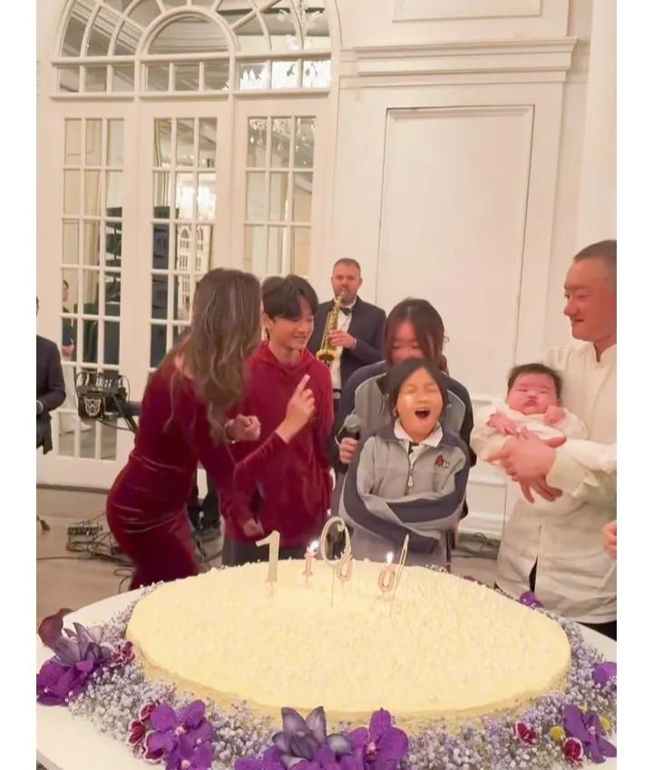 崔璨真的是很好的后妈，自己的女儿百日宴，是她自己策划操办的，可是汪雨跟其他女性生