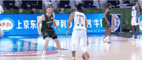 麦基真是太欺负人了！在今晚北京对阵南京的第二节比赛中，麦基无视防守持球杀入禁区，