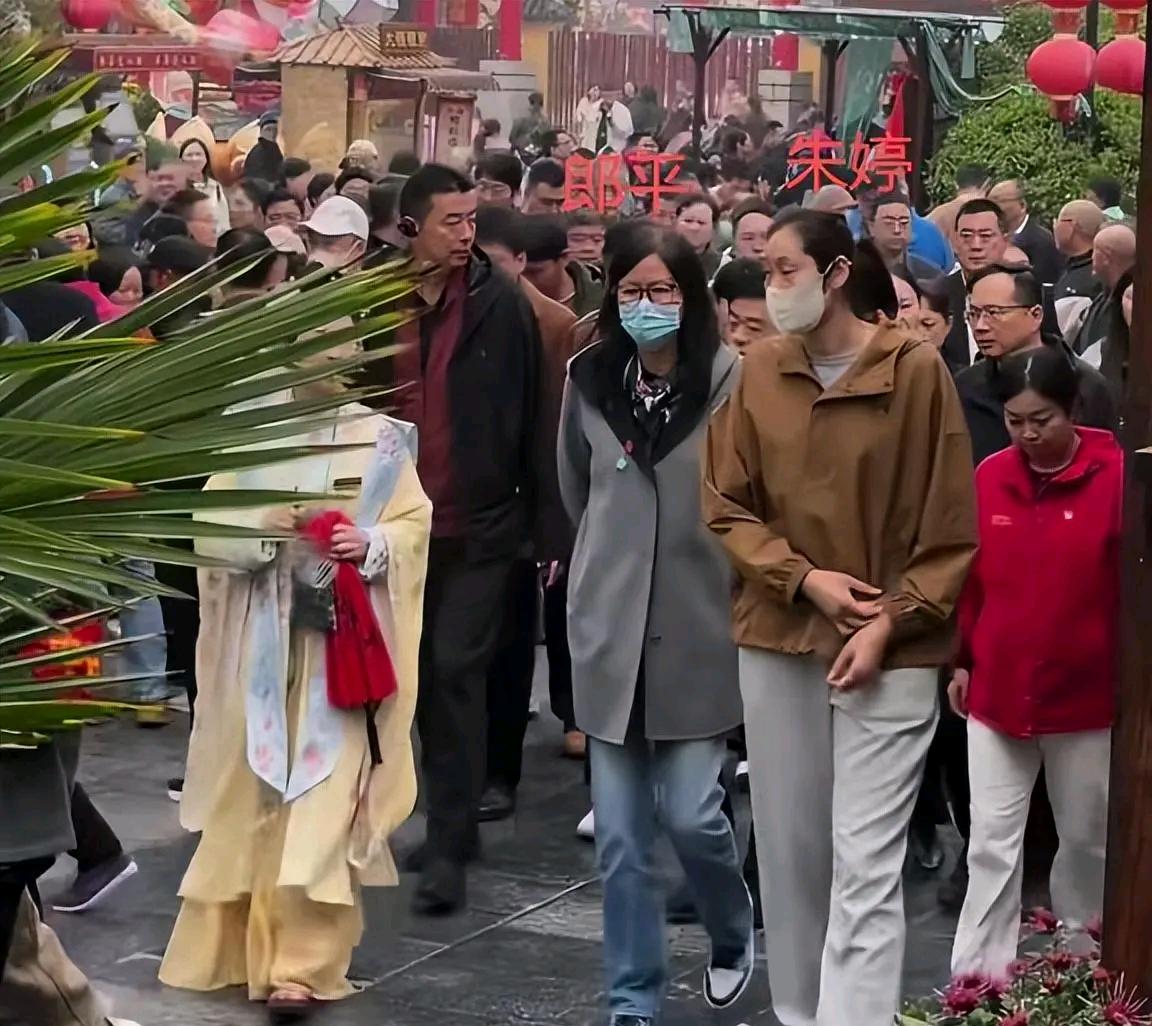 前几天河南清明上河园来了俩神秘人物。个子特别高，男男女女都戴着口罩，穿普通衣服还