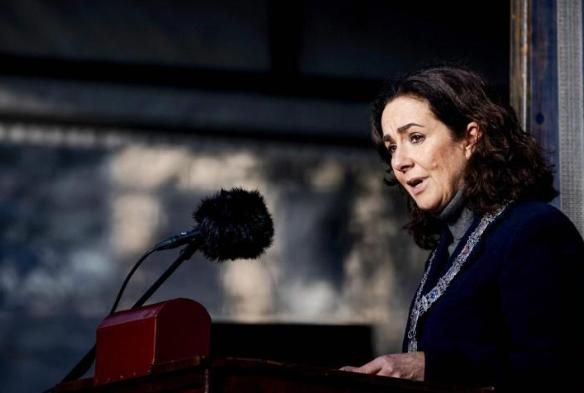 一个犹太学校在阿姆斯特丹遭遇爆炸其外墙损坏。

警方通过闭路电视录像发现有一个人