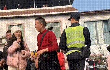 呆呆妹直播第一件事，是关掉打赏。
她说，收了这钱，晚上睡不着。
前几天在自家“刨