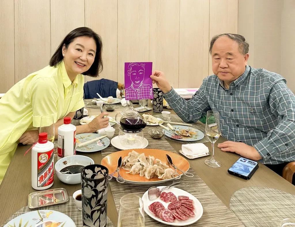 69岁的林青霞在香港半山豪宅，宴请诺贝尔奖获得者莫言家中小聚，穿黄色连衣裙，靓丽