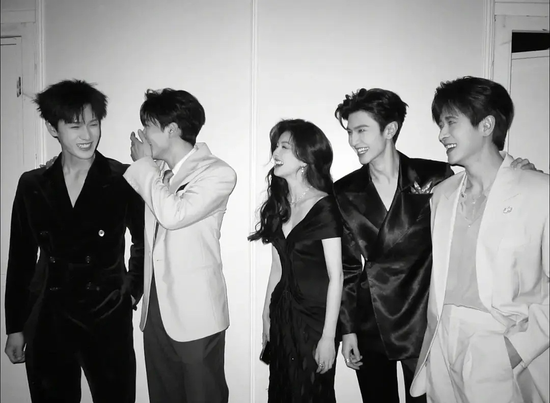 今天这张图也拍得很好  