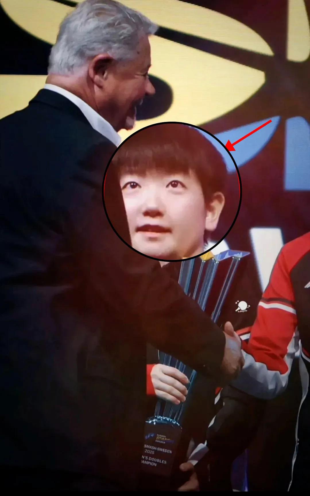 这张照片到底出自哪位摄影师之手啊，拍得也太绝了！
那一束光，正好衬得莎莎的眼神无