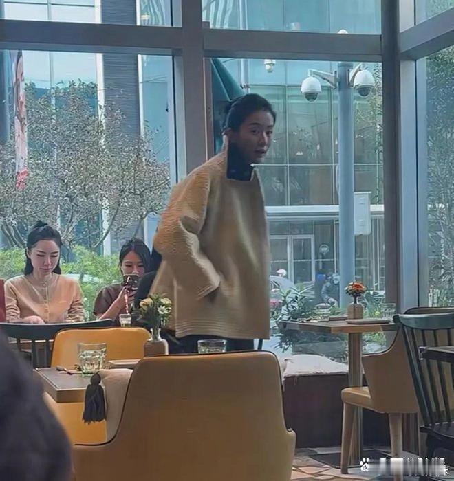 乔欣与朋友聚餐被偶遇，穿着朴素看不出豪门身份，素颜美的很真实 