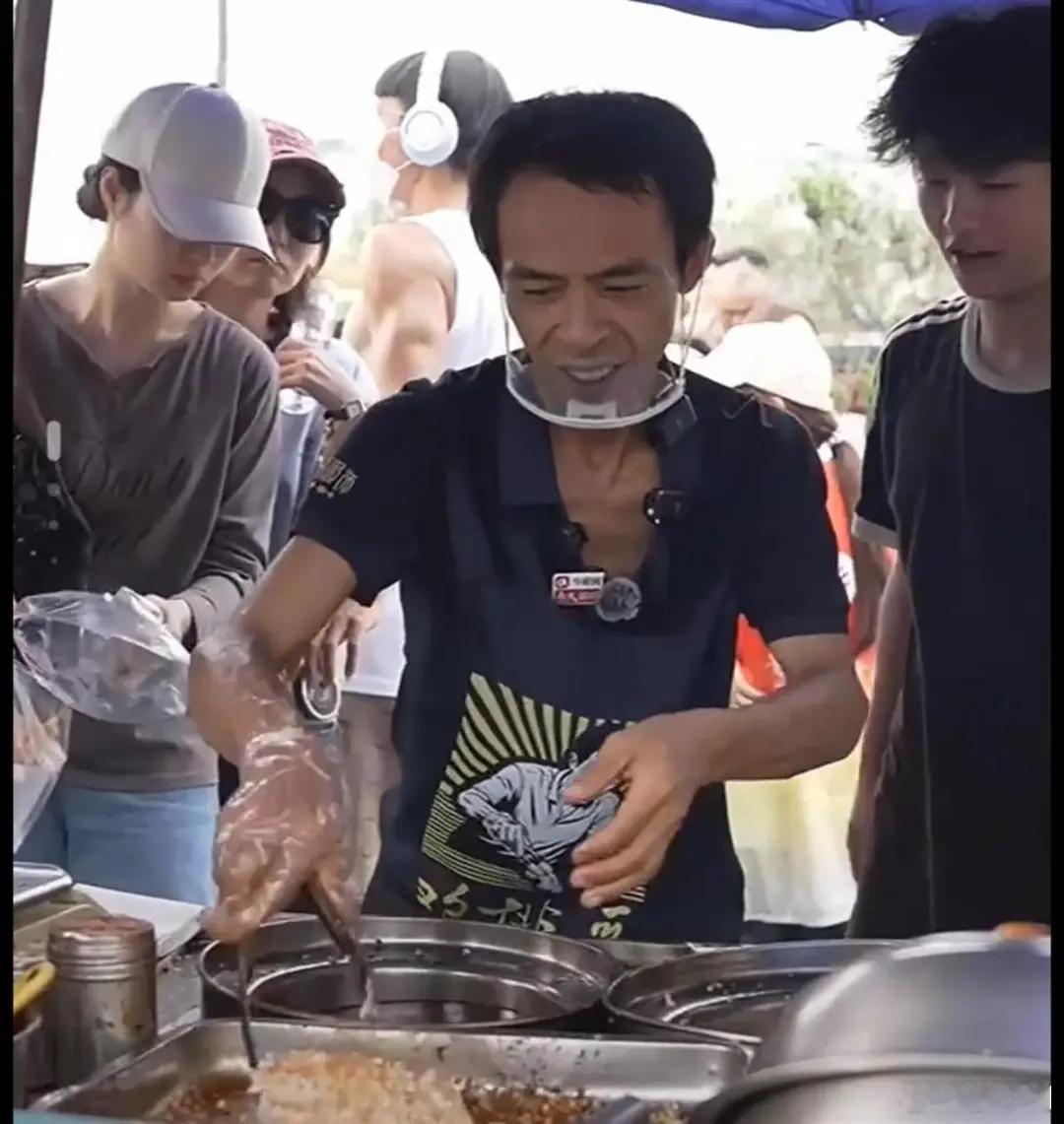 鸡排哥为不辜负网友热情营业到深夜不要怪自己生不逢时，看看梁文峰、鸡排哥，不管他们