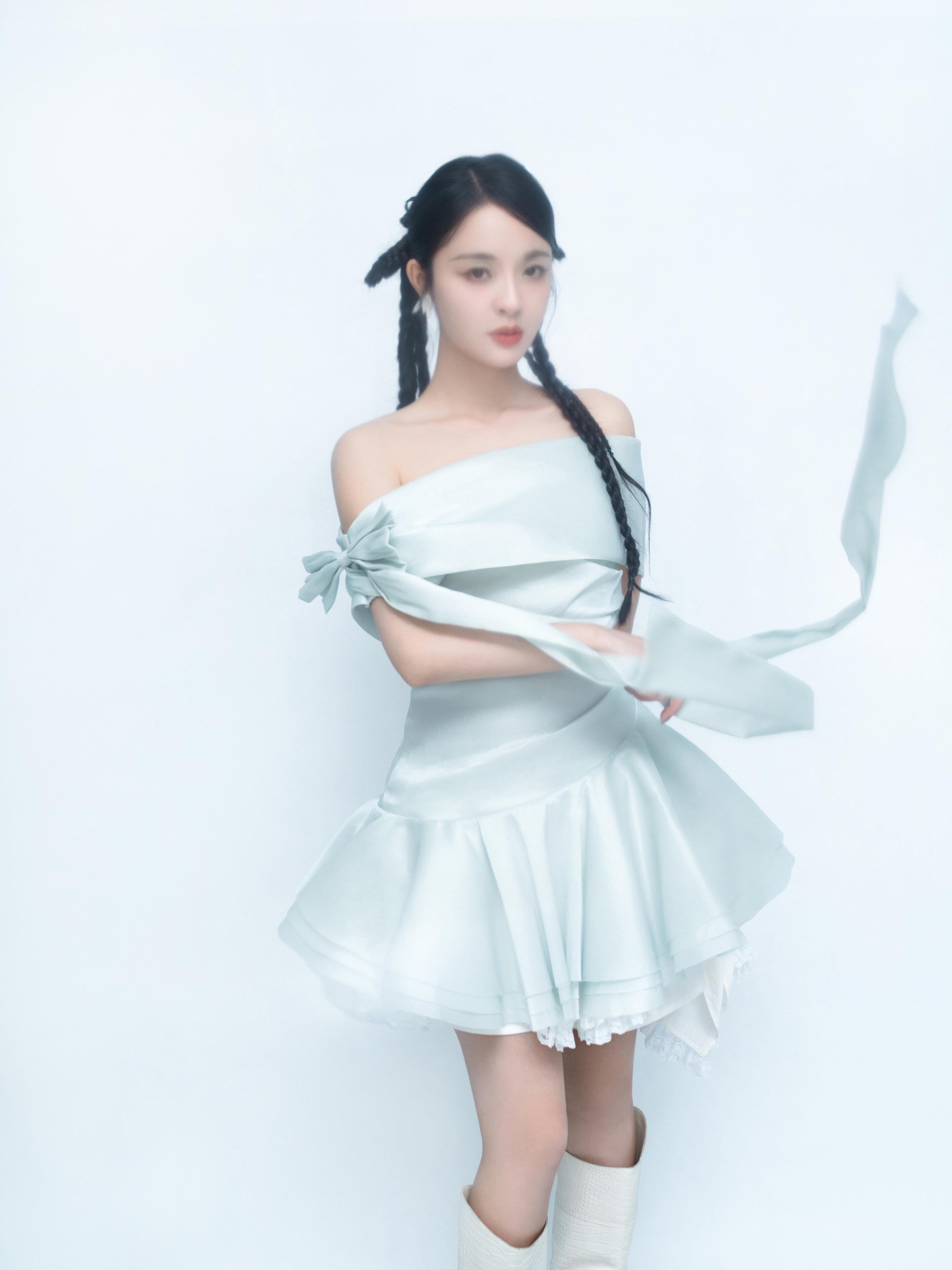 李莎旻子到底有多全能 音乐剧《我要你》巡演收官vlog里，她蹲在后台角落默词，嘴