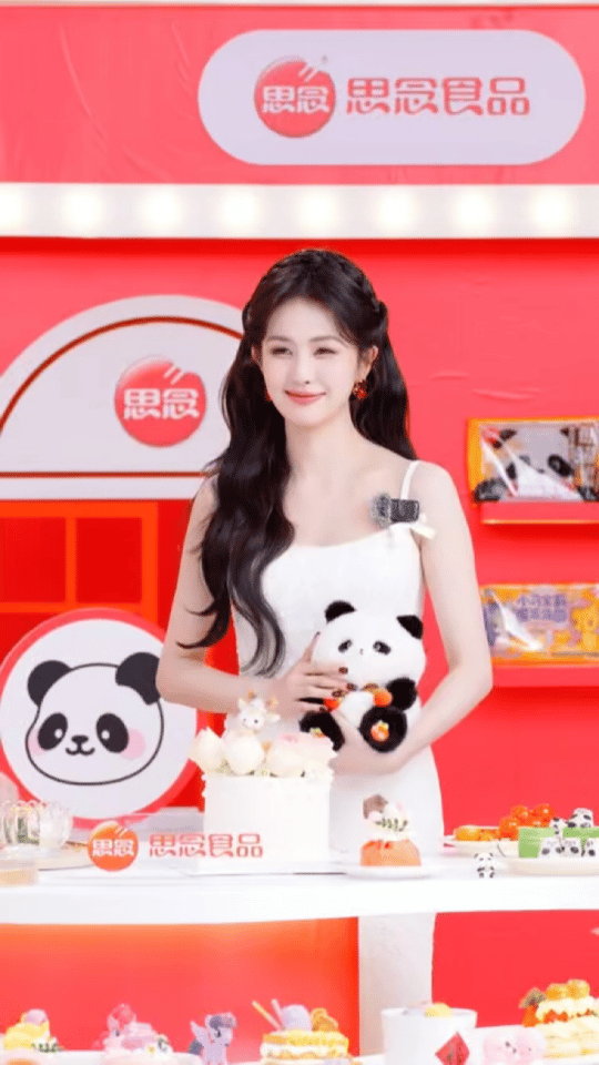 思念汤圆全球代言人白鹿空降思念直播间，可爱又温柔。还惊喜看到白鹿亲自煮的奶茶汤圆
