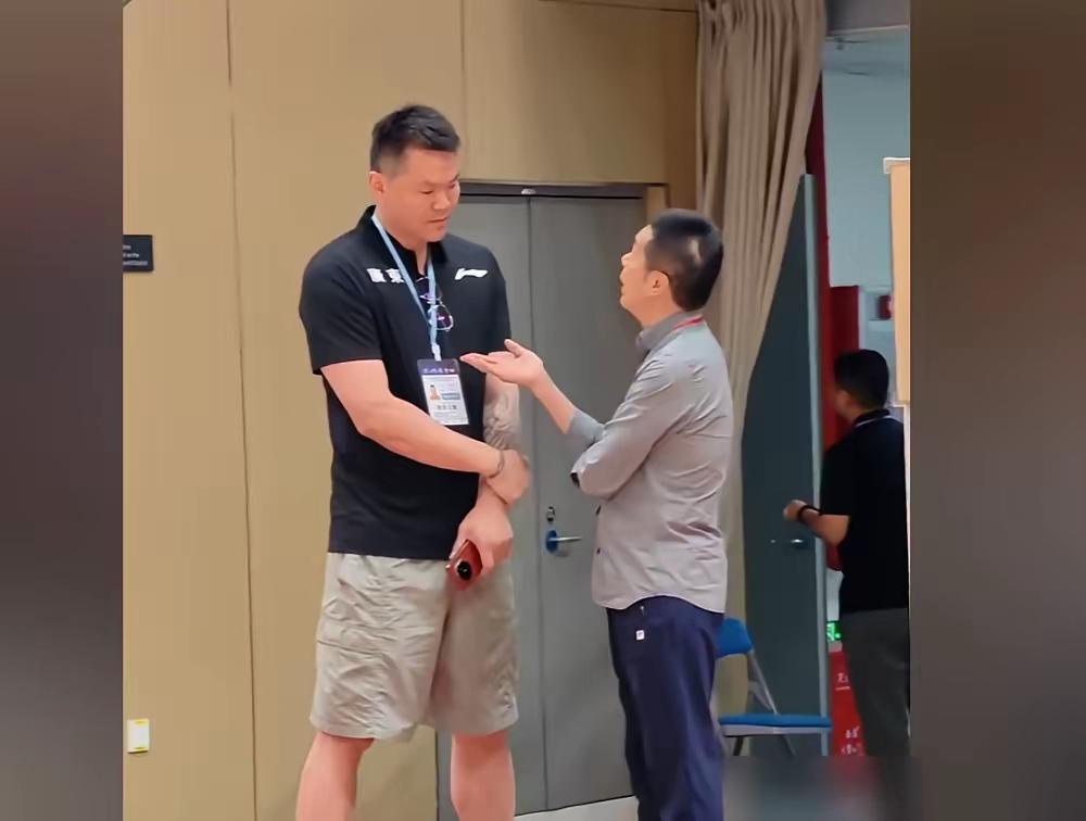 广东男篮总经理朱芳雨和主教练杜锋是不是出现了一些裂痕？杜锋在采访时刚刚说了，本赛