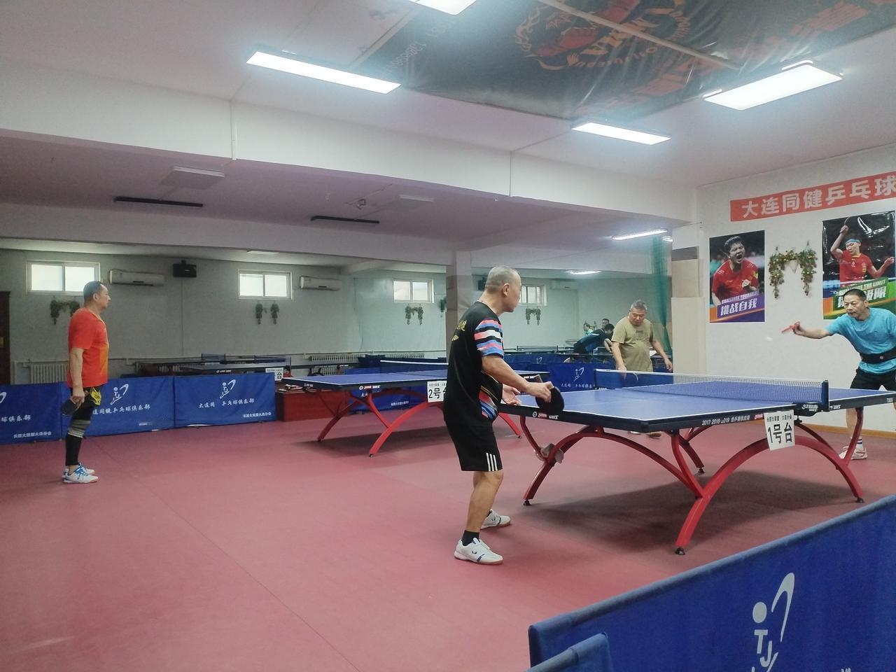 每天早上，和球友们汗畅淋漓地打几场球，即锻炼了身体，又带来愉悦和快乐。一举两得，