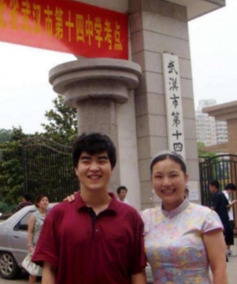 1988年，武汉女教师在医院生下一个小男孩。谁知，丈夫突然在她耳边说：“老婆，把