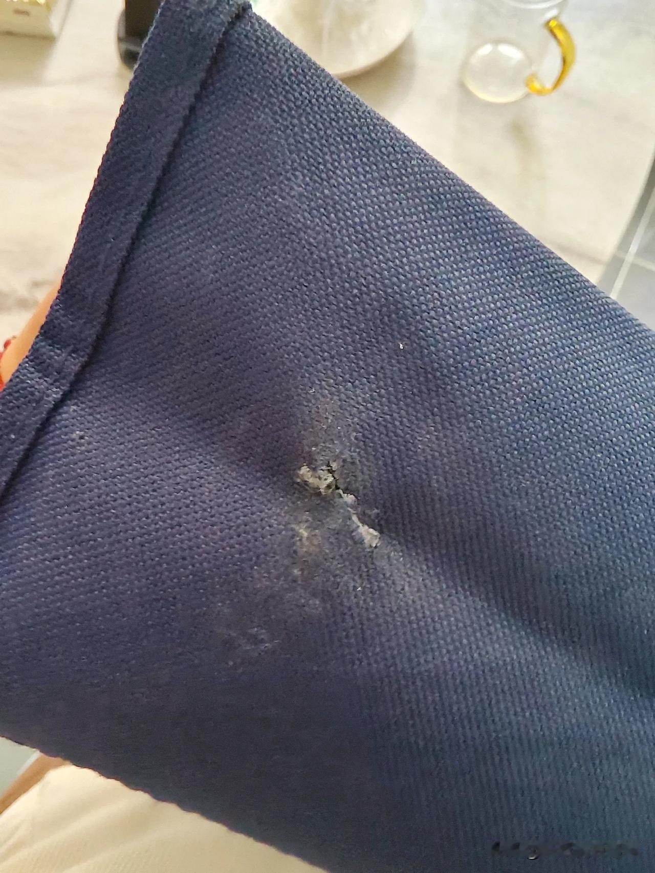 #随手拍张照#美术袋子，这么厚实的材质，这孩子用了不到一个月就磨了个洞，一周两次