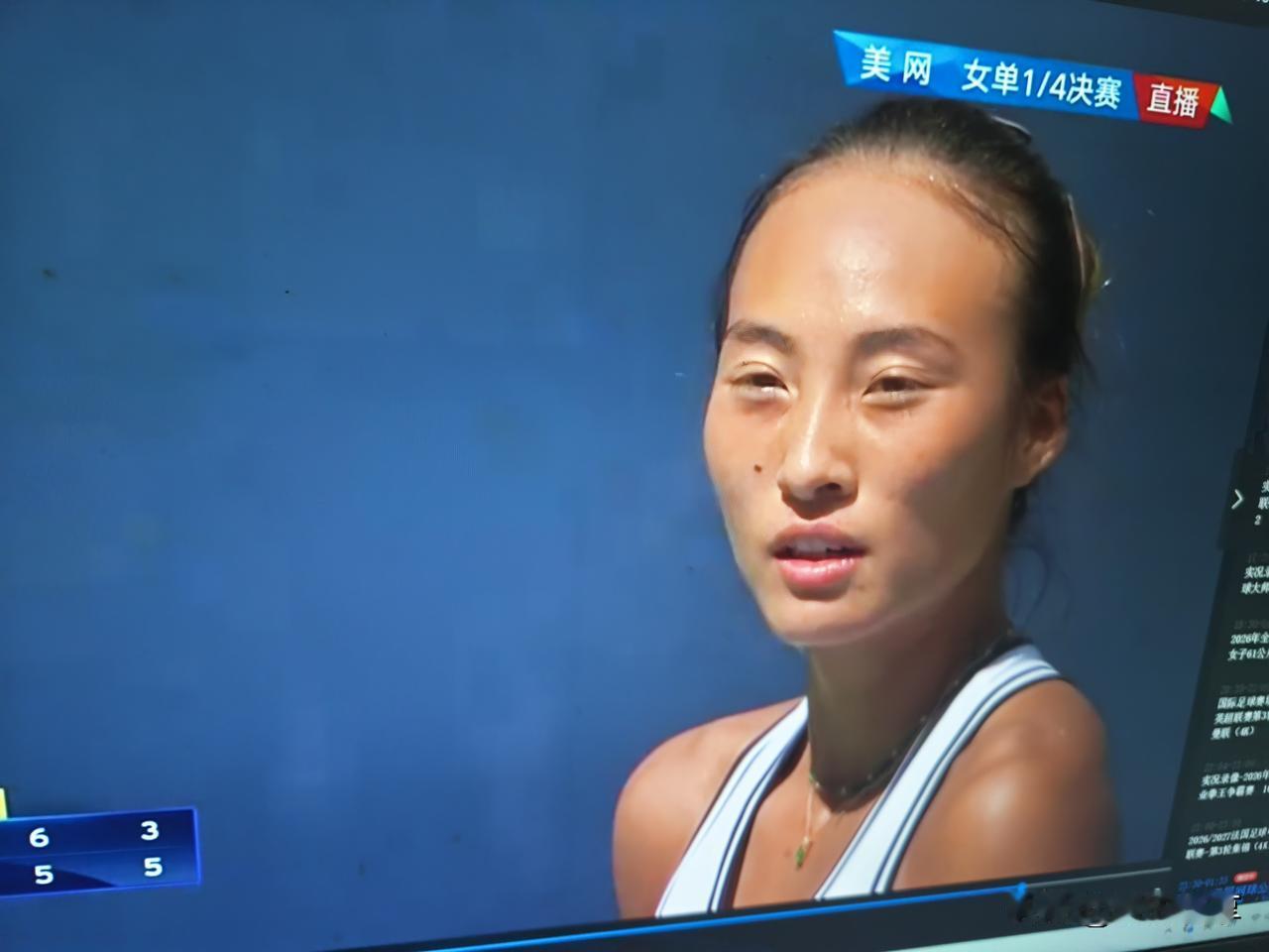 郑钦文拼尽全力仍以1：2莱巴金娜，无缘美网4强。
第一盘，郑钦文6：3莱巴金娜。