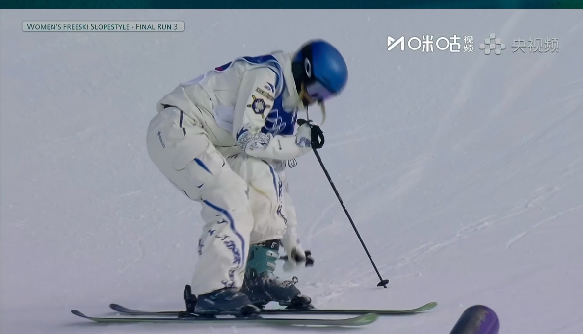 谷爱凌决赛谷爱凌第三轮失误，最终获得银牌🥈谷爱凌自己也很气😤 