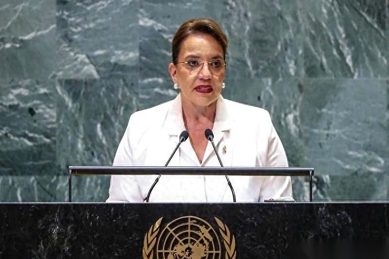 刚把庆功的香槟冰好，桌子直接被人掀了。
就这么戏剧性。
那边厢还偷着乐呢，以为“