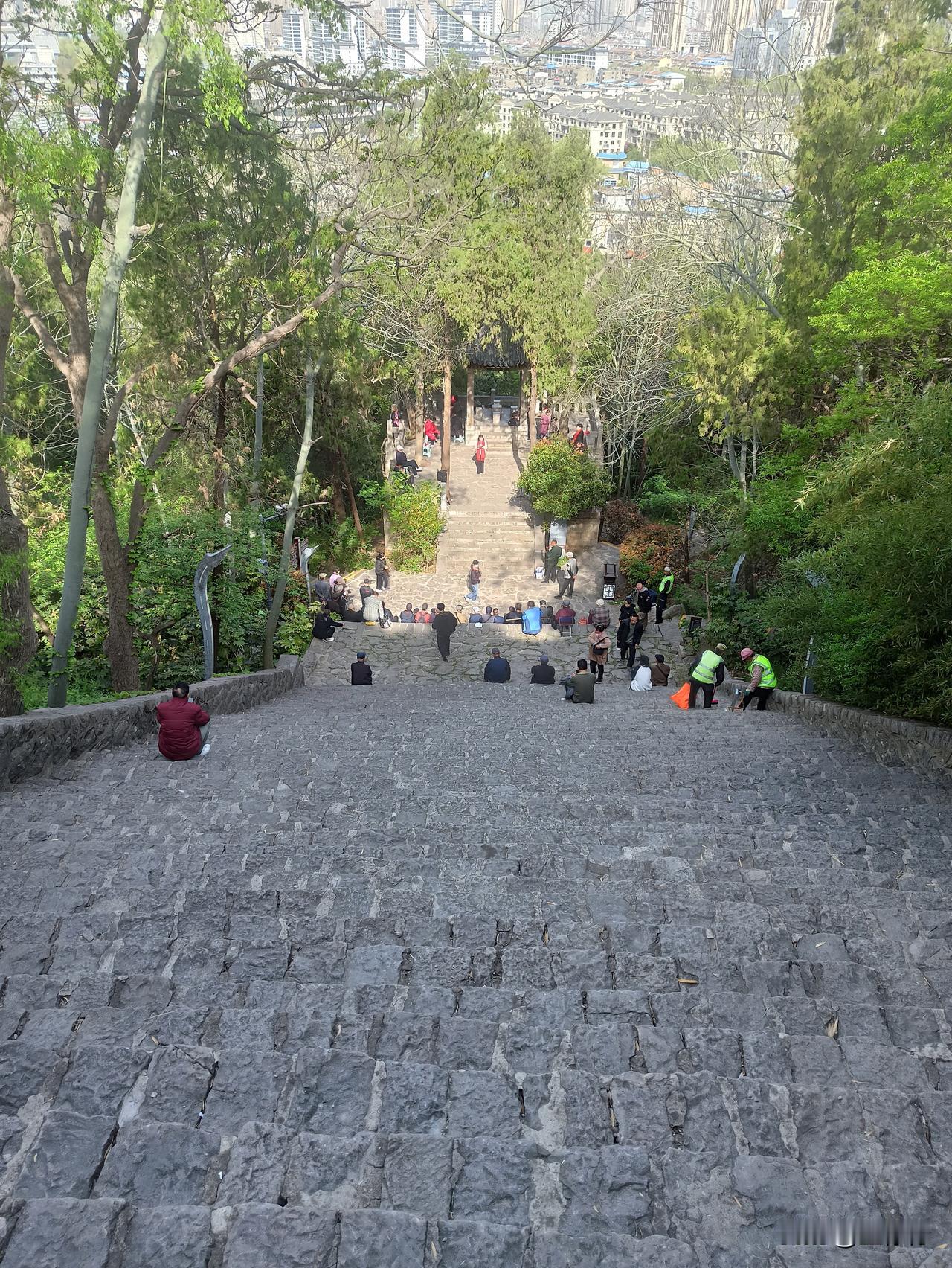 徐州云龙山半山亭再现戏班。半山亭，也称戏楼，建于清代，面对大士岩五十三参，自古为