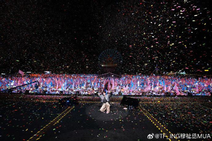 穆祉丞发了音乐节大合照穆祉丞发了蓝粉色 穆祉丞发了音乐节大合照 