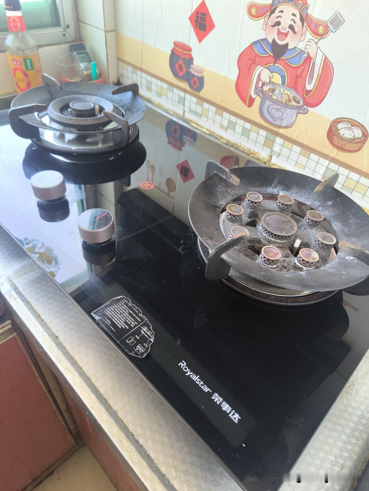 自行修理燃气灶
       做早饭的时候，燃气灶突然打不着火，我估摸着是电池耗